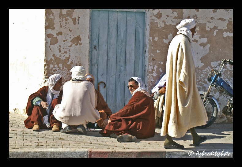 161 Douz, palabres sur le trottoir